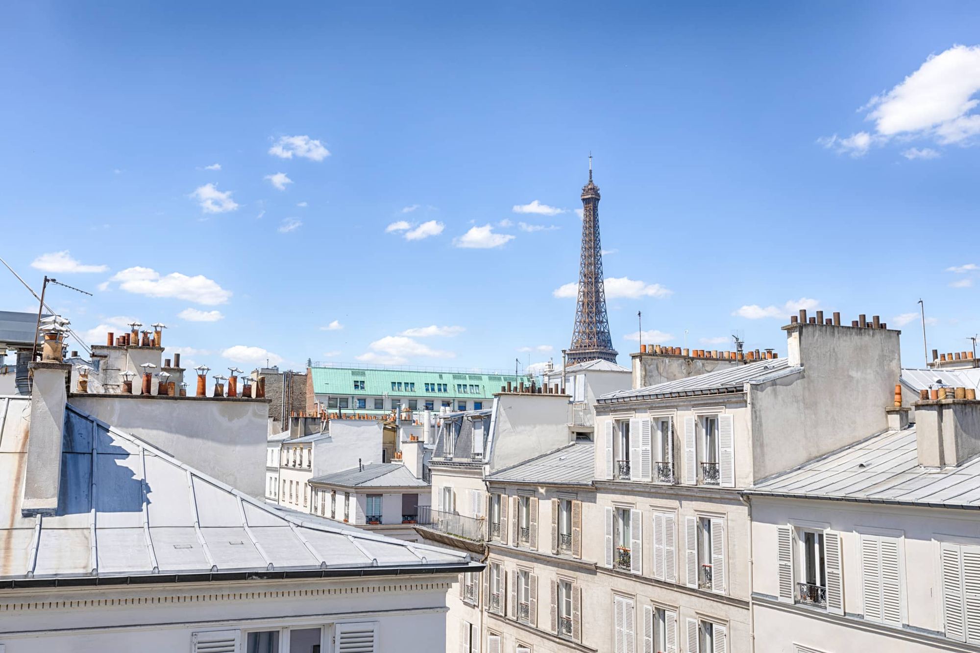 La tour Eiffel au-dessus des toits de Paris, vue depuis l'hôtel