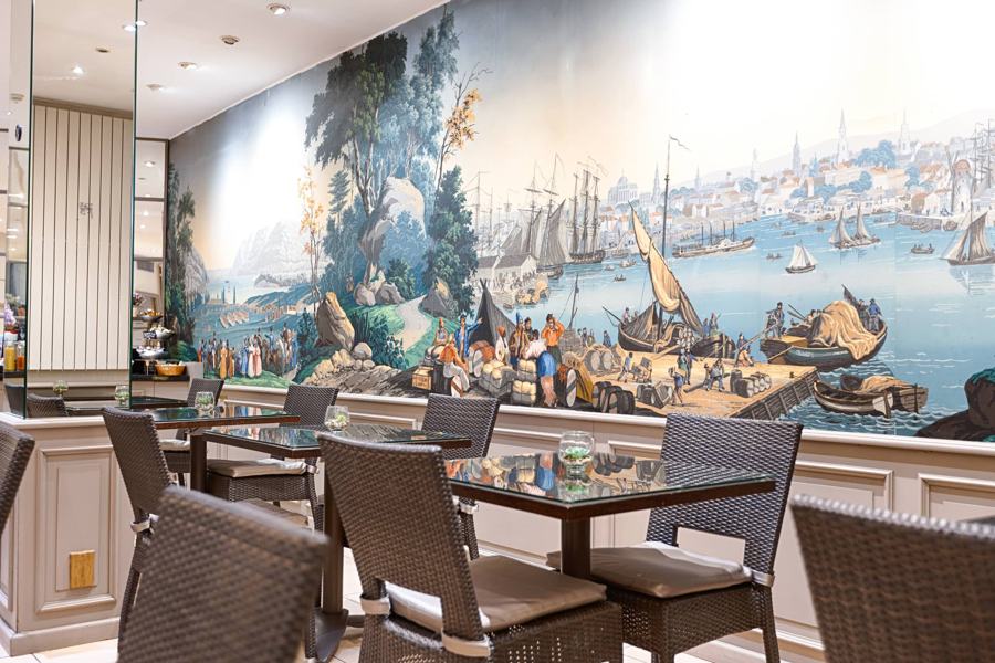 La salle du petit-déjeuner et sa grande fresque panoramique