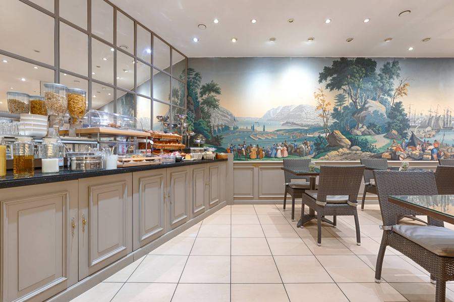 Le buffet devant la fresque
