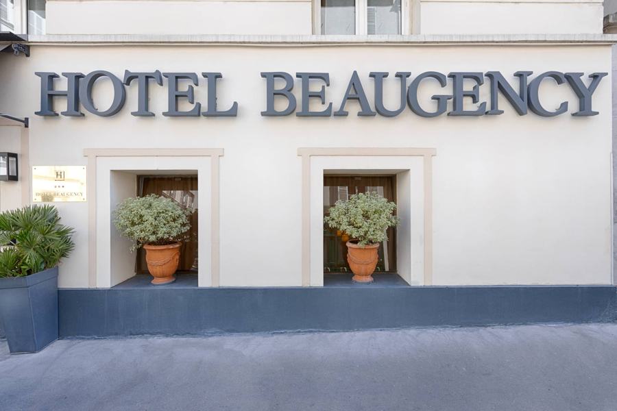 La façade, rue Duvivier