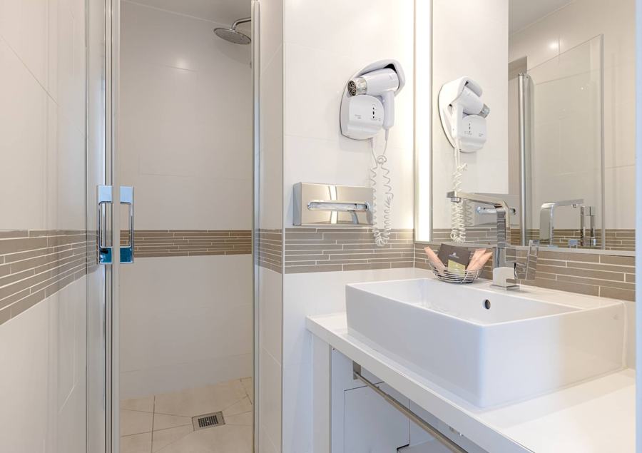 Une salle de douche