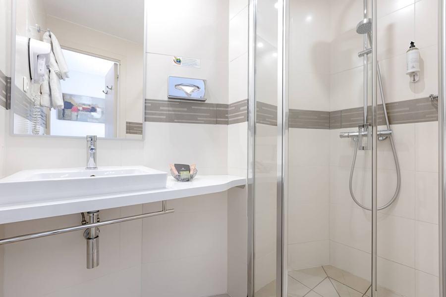 Une salle de douche
