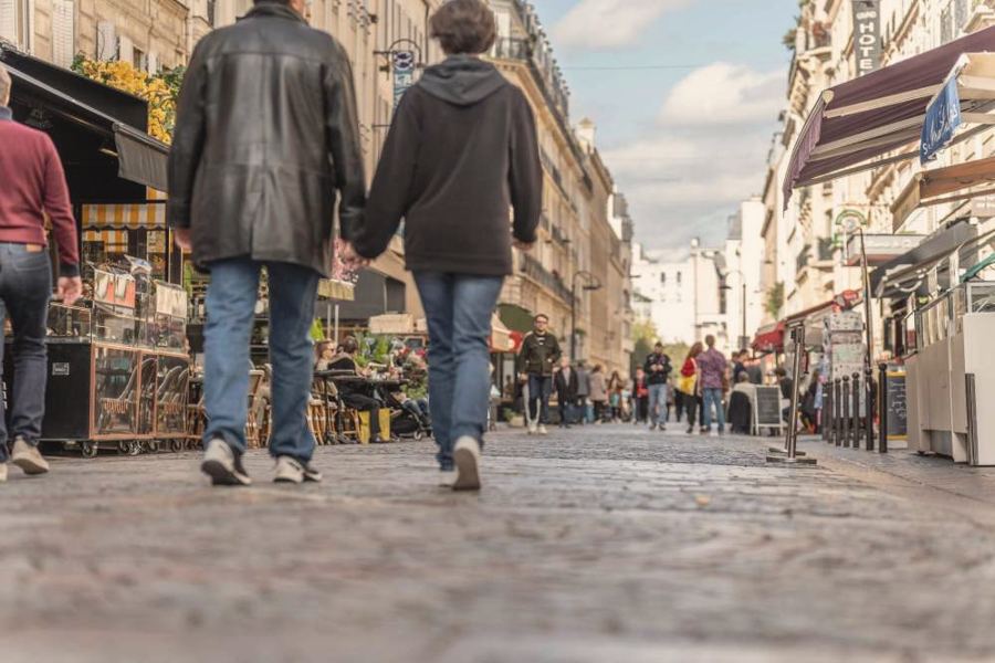 Promeneurs rue Cler