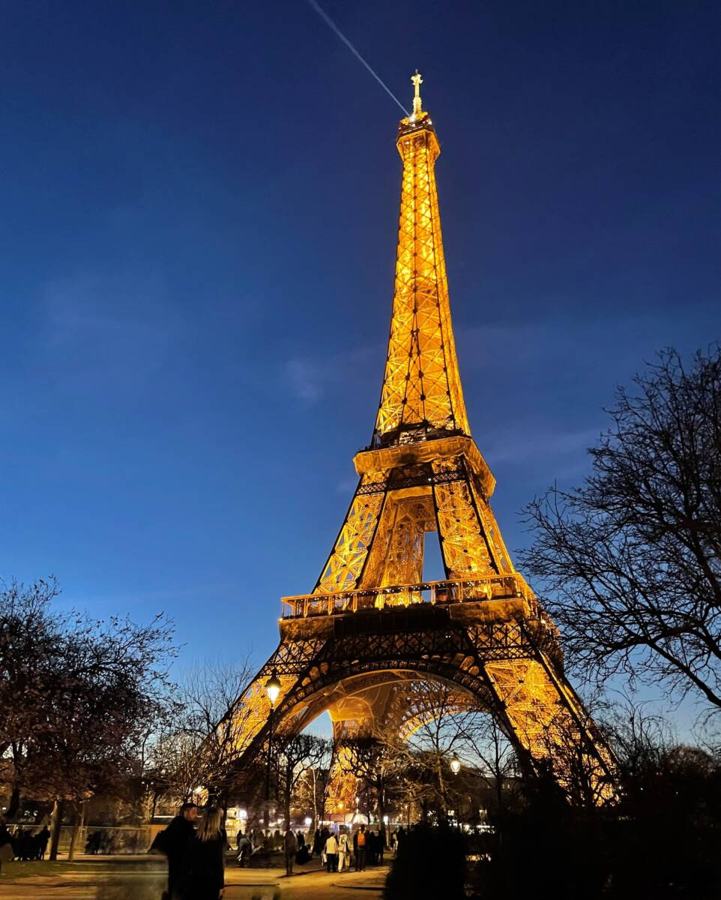 La tour Eiffel illuminée, à huit minutes à pied