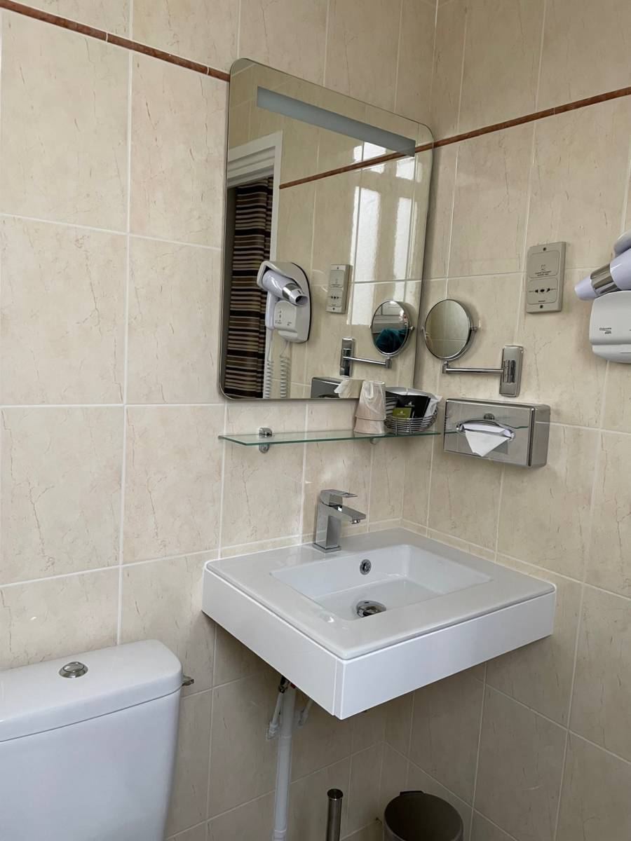 Une salle de douche