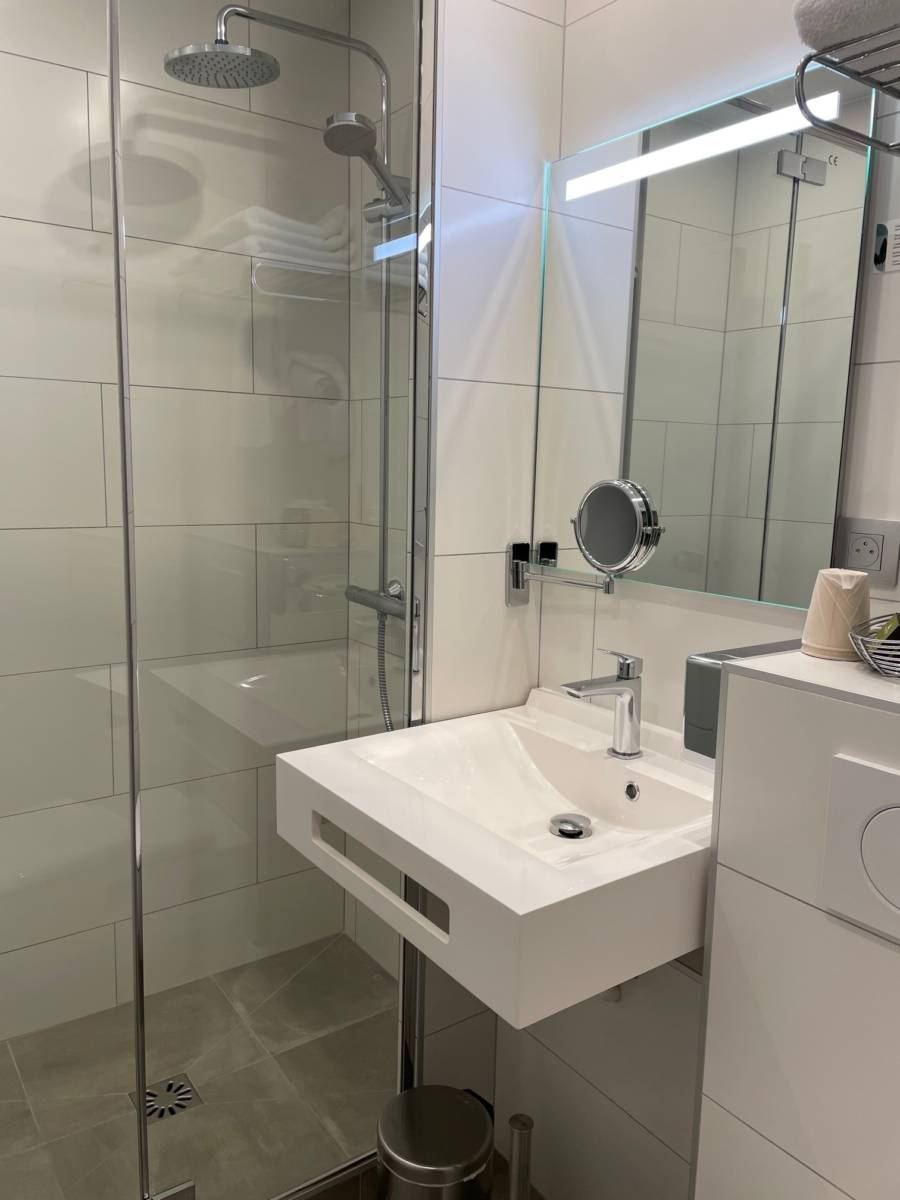 Une salle de douche