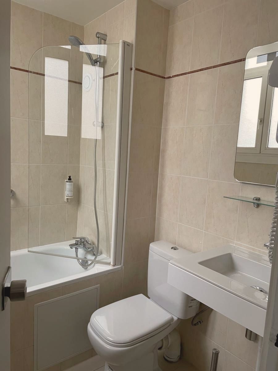 Une salle de bains avec baignoire
