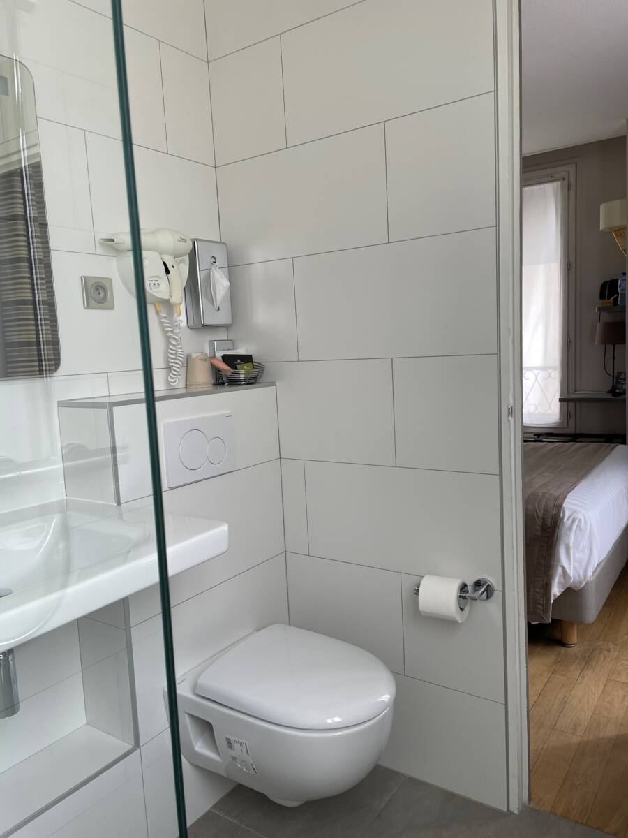 Une salle de douche rénovée